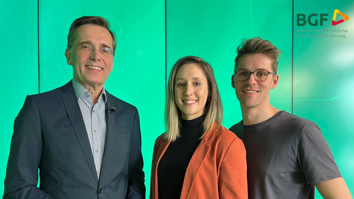 Moderator Jens Olesen (li.) spricht im BGF-Magazin mit den Experten Loretta Hölzel und Dr. Dario Zaremba über positive Psychologie im Arbeitsalltag. Moderator Jens Olesen (li.) spricht im BGF-Magazin mit den Experten Loretta Hölzel und Dr. Dario Zaremba über positive Psychologie im Arbeitsalltag.