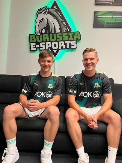 Sieger beim E-Sports Bootcamp: Brian Hoffacker und Lukas Lange; © Borussia VfL 1900 Mönchengladbach GmbH Das Vorschaubild ist mit der Detailansicht des Beitrags verlinkt.