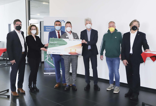 vlnr: R. Fasel, GF WSS; K. Grütering, Leitung Personal/Recht WSS; A. Athanasakes, Leiter Vertrieb RD D-ME AOK; M. Funke, Stellvtr. Regionaldirektor D-ME AOK; M. Wenninghoff, GF BGF-Institut; V. Ebel, BR-Vorsitzender WSS; G. Lücker, CEO WSS
